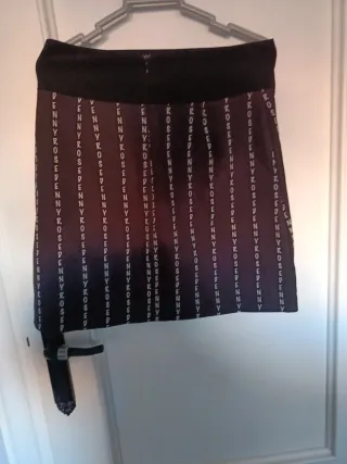 Falda Denny Rose negra con detalle dorado