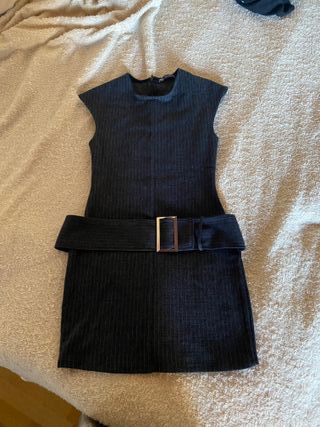 Vestido gris con cinturón