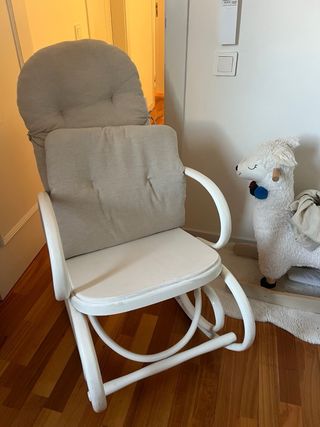 Mecedora de madera i rattan resistante con cojines