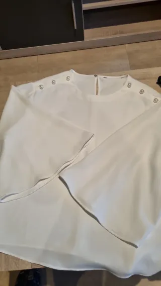 Blusa blanca con perlas