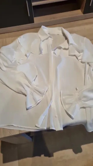 Blusa blanca con perlas