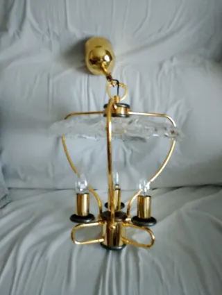 Lámpara de techo dorada con cristal