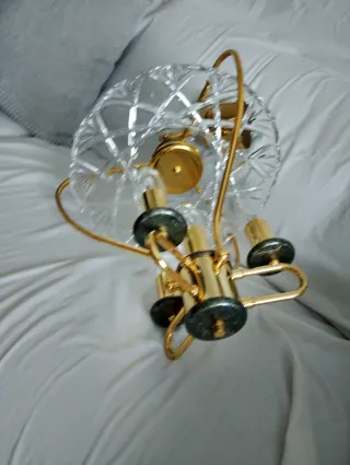 Lámpara de techo dorada con cristal