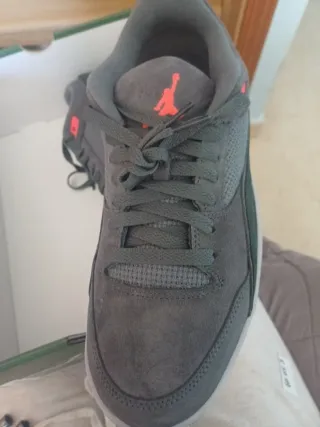 Zapatillas Jordan Grises y Rojas