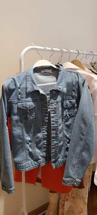 Cazadora vaquera desgastada