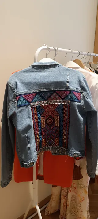 Cazadora vaquera desgastada