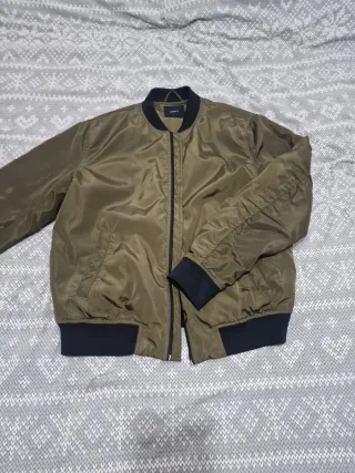 Chaqueta bomber verde y negra