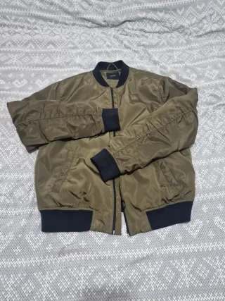 Chaqueta bomber verde y negra