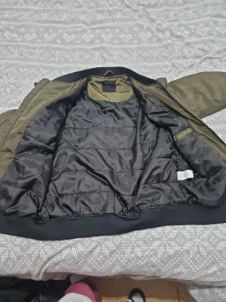 Chaqueta bomber verde y negra