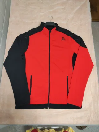 Chaqueta deportiva Reebok roja y negra