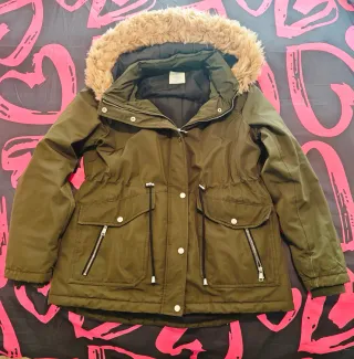 Chaqueta verde con capucha y pelo