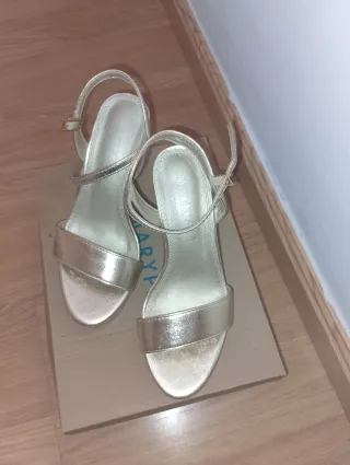 Zapatos de tacón Maripaz dorados talla 36