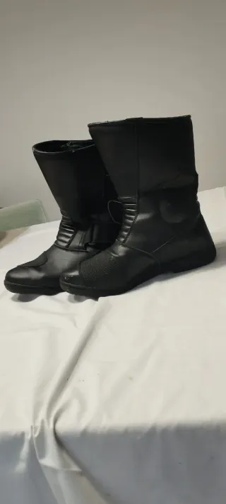 Botas y traje de moto invierno negras