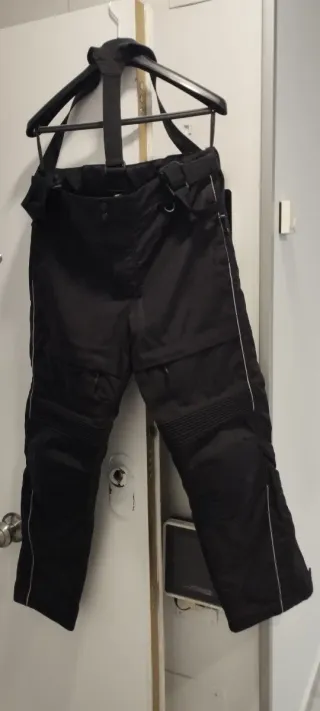 Botas y traje de moto invierno negras