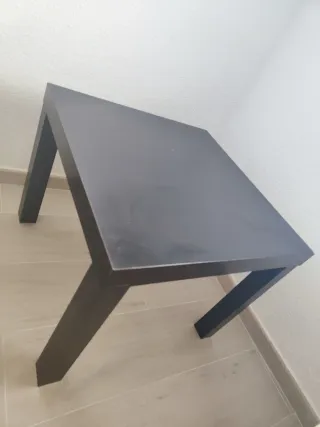 Mesa auxiliar cuadrada marrón oscuro