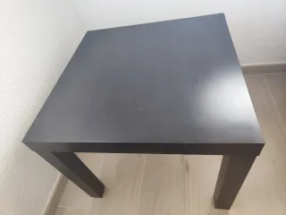 Mesa auxiliar cuadrada marrón oscuro