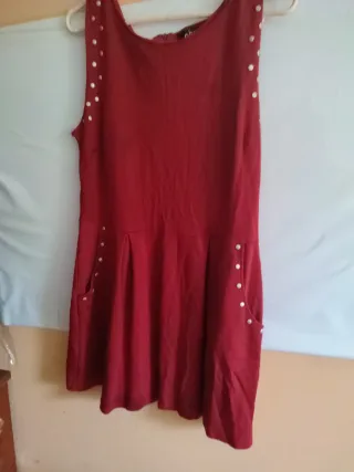 Vestido rojo con tachuelas