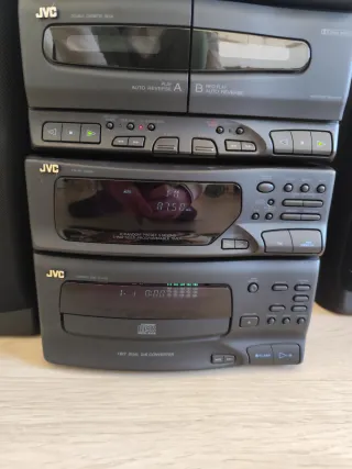 Equipo de música JVC con entrada auxiliar