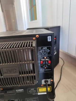 Equipo de música JVC con entrada auxiliar