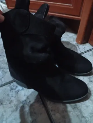 Botas y Zapatos Negros