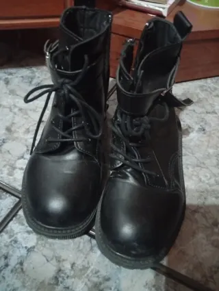 Botas y Zapatos Negros