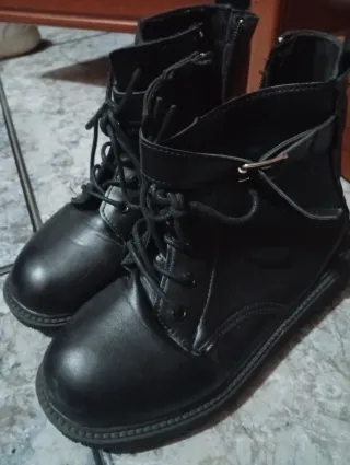 Botas y Zapatos Negros