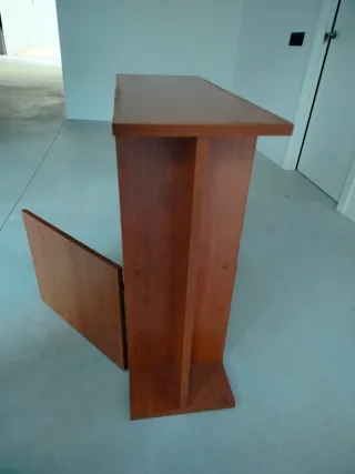 Mueble de madera marrón