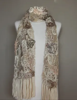 Chal artesanal beige y blanco