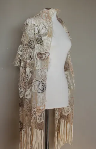 Chal artesanal beige y blanco