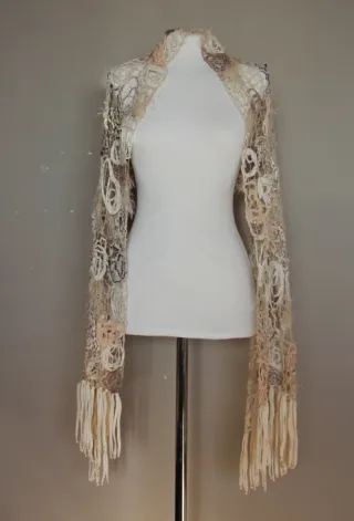 Chal artesanal beige y blanco