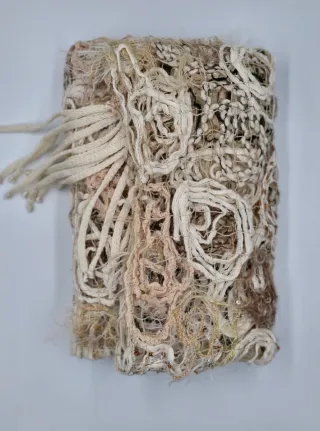 Chal artesanal beige y blanco