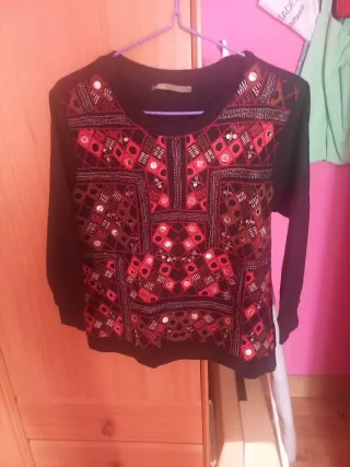 Jersey negro y rojo bordado