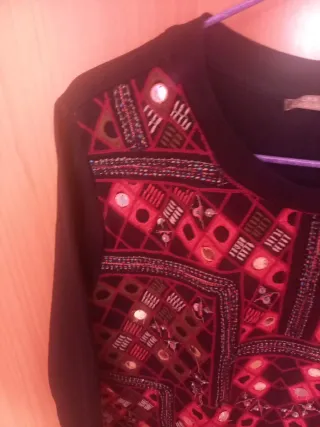 Jersey negro y rojo bordado