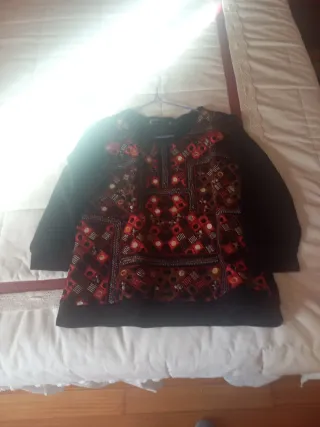 Jersey negro y rojo bordado