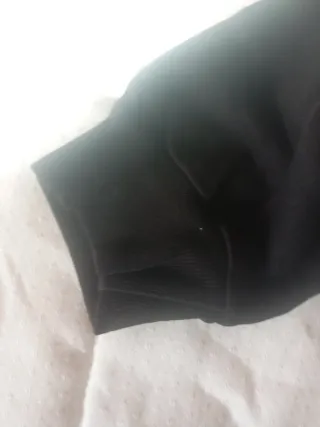 Jersey negro y rojo bordado