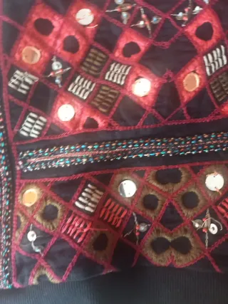 Jersey negro y rojo bordado