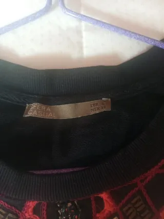 Jersey negro y rojo bordado