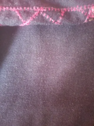 Jersey negro y rojo bordado