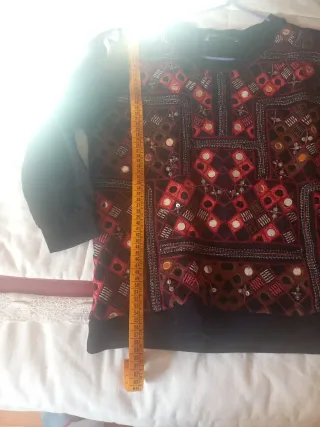 Jersey negro y rojo bordado