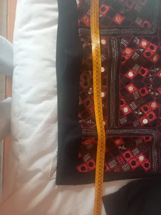 Jersey negro y rojo bordado