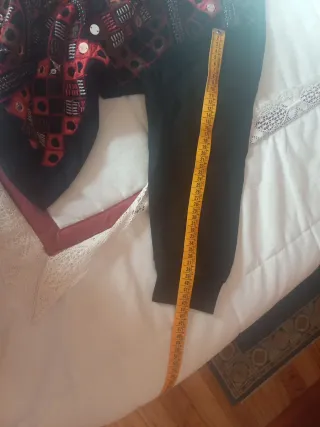 Jersey negro y rojo bordado