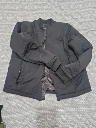 Chaqueta bomber negra con forro multicolor