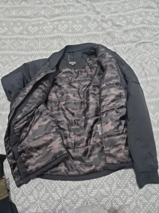 Chaqueta bomber negra con forro multicolor