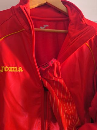 Chaqueta Oficial RFEA Joma Roja y Dorada