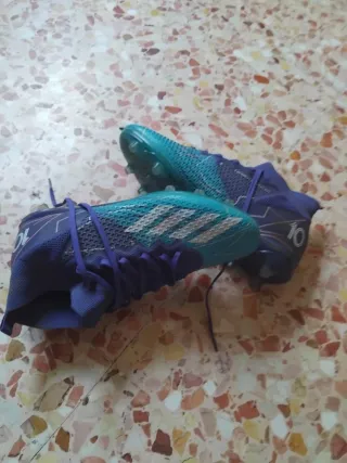Scarpe da calcio Adidas blu e viola