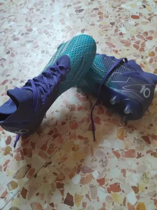 Scarpe da calcio Adidas blu e viola
