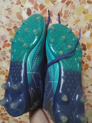 Scarpe da calcio Adidas blu e viola