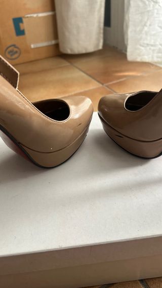 Tacones Beige Charol