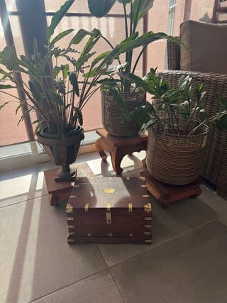 Joyero baúl de madera con detalles dorados