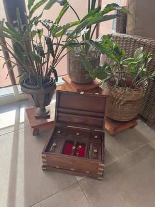 Joyero baúl de madera con detalles dorados